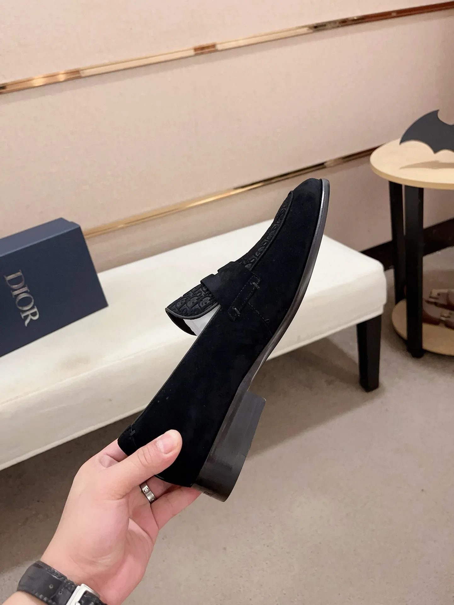 Men's shoes 💰: 540💰 High-end version of Dior Dior's new series. Famous actors and Internet celebrities wear super popular designs. The sculptures of French artist Niki de Saint Phalle are designed as rings. Material: Fabric: Imported original material. Foot: cowhide. Outsole: Rubber outsole. Men's shoe size: 38~44. Can be customized to size 45.